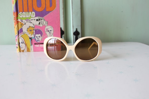 1970s TWIGGY MOD Sunglasses..... rare. twiggy. wo… - image 1