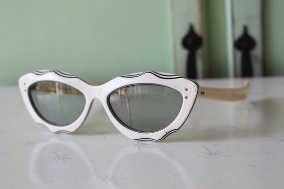 1950s 1960s Vintage CAT EYE Sunglasses..vintage e… - image 4