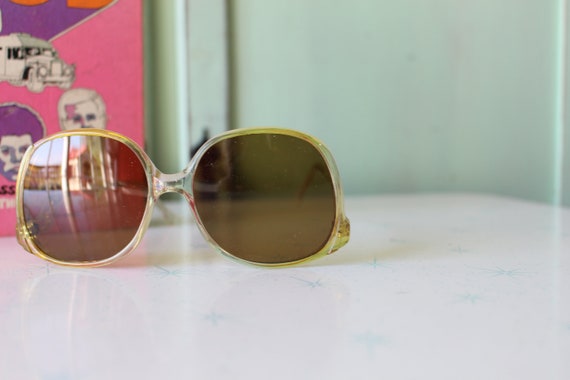 Vintage 1980s MOD GIRL Sunglasses....fancy. big l… - image 3