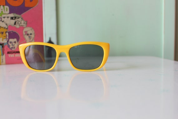 1970s 80s Vintage MOD YELLOW SUNGLASSES....dapper… - image 4