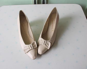 Caressa Lederpumps: Cremeweiße Pumps, Größe 7,5