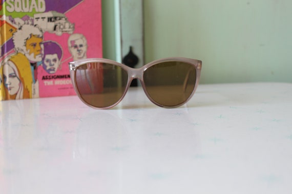 SALE/// Vintage 1980s MOD GIRL Sunglasses.fancy. … - image 4