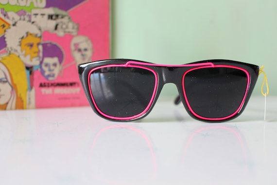 Vintage 1980s RADICAL Sunglasses....fancy. big len