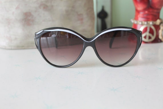 SALE//// 1980s HIPSTER Black Sunglasses...retro. … - image 1