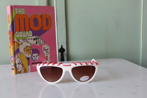 Vintage 1980s MOD GIRL Sunglasses....fancy. big l… - image 5