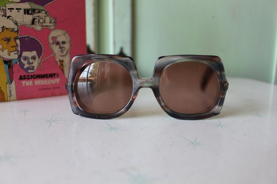 1970s TWIGGY MOD Sunglasses..... rare. twiggy. wo… - image 3