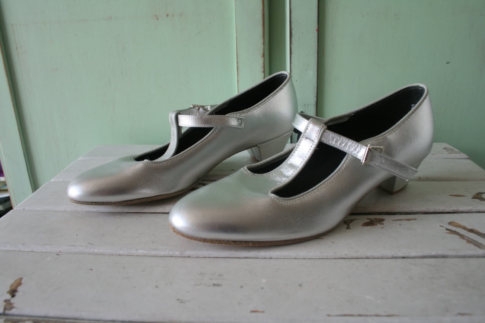 1980s silver leather tictactoe flats...size 7.5 womens...mod. tictactoes. 1980s. hipster. retro. new vintage. dancing. ballet. i