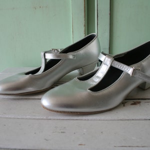 1980s SILVER LEATHER TicTacToe Flats...size 7.5 womens...mod. tictactoes. 1980s. hipster. retro. new vintage. dancing. ballet. indie. dance image 2