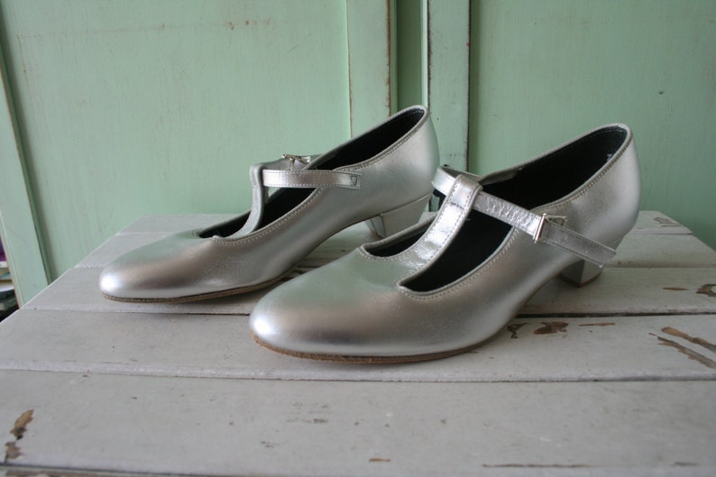 1980s SILVER LEATHER TicTacToe Flats...size 7.5 womens...mod. tictactoes. 1980s. hipster. retro. new vintage. dancing. ballet. indie. dance image 2