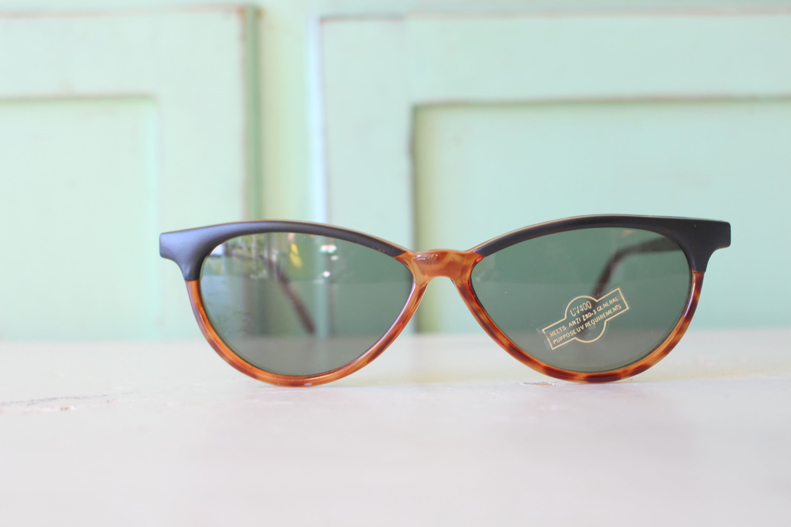 1980s Tortoiseshell Cateye Sunglasses: Geometric Retro  display picture 1