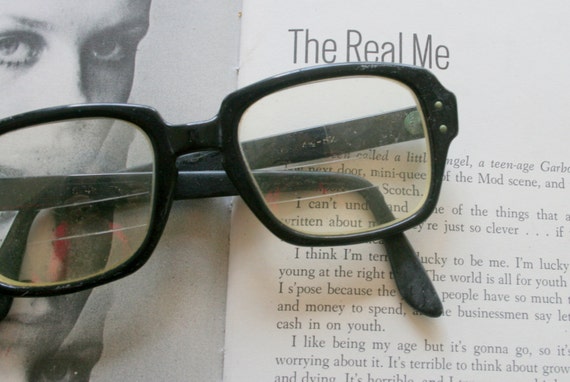 1950s 1960s Vintage CAT EYE Sunglasses....fancy. c