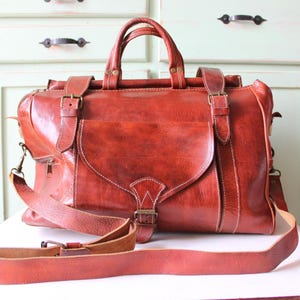 Vintage reiskoffer uit de jaren 1970... retro. vintage bagage. leren tas. koffer. midden van de eeuw. mod. hip. mode. Schoudertas. bruin