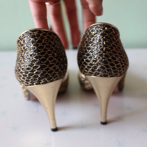 1980s GOLD GLAM Fancy Heels.....size 8.5 womens.....pumps. designer. retro. fancy. classic. 1980s. shimmer. fancy. golden heels. black. image 5