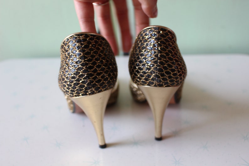 1980s GOLD GLAM Fancy Heels.....size 8.5 womens.....pumps. designer. retro. fancy. classic. 1980s. shimmer. fancy. golden heels. black. image 5