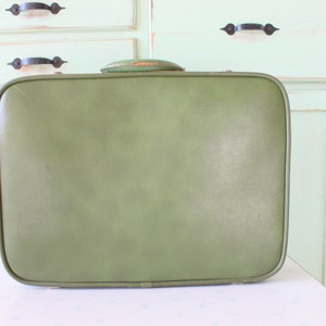 Vintage reiskoffer uit de jaren 1970... retro. vintage bagage. kostuum. koffer. Jaren 70. mod. twijgje. hip. mode. hipster. groen. uniseks.