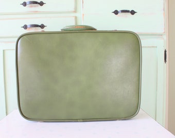 Vintage 1970s TRAVEL Case Luggage..retro. vintage luggage. costume. suitcase. 1970s. mod. twiggy. groovy. fashion. hipster. green. unisex.