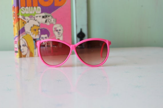 Vintage PINK Mod Taiwan ROC 1970s 1980s Sunglasse… - image 2