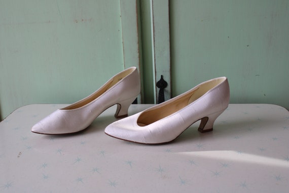 Vintage WHITE WEDDING Hollywood High Heels..size … - image 2