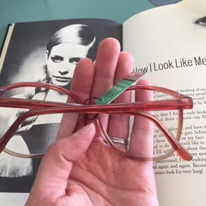 Vintage rosa retro NOS gafas de lectura.... clásico. maravilloso. ramita. modificación. bibliotecario. secretario. óptico. marcos rosas. maravilloso. atómico imagen 2