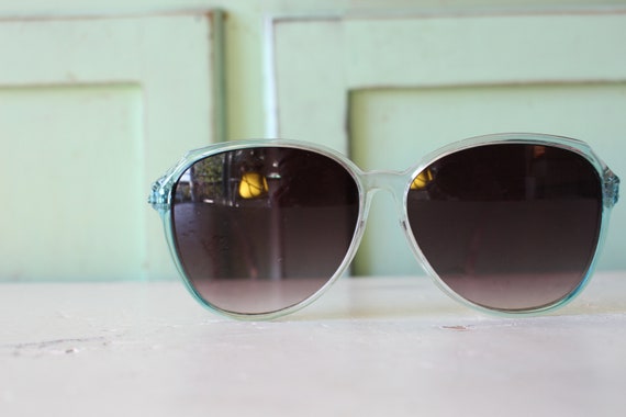 Vintage 1980s MOD Sunglasses.....rare. womens eye… - image 3