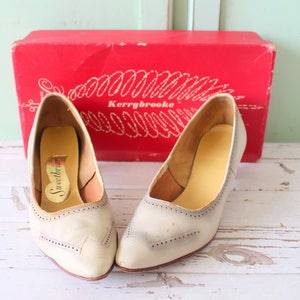 1960s Fancy Heels.....size 6.5 womens....shoes. pumps. designer vintage. brown leather. classic. mod. twiggy. mid century. wonderful