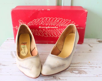 1960s Fancy Heels.....size 6.5 womens....shoes. pumps. designer vintage. brown leather. classic. mod. twiggy. mid century. wonderful