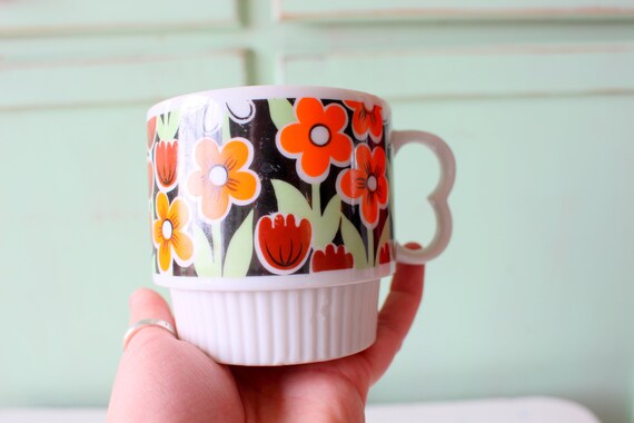 1960年代の花柄コーヒーマグ：レトロキッチュなキッチンインテリア 