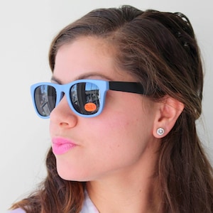 1980s Sonnenbrille: Blaue Gummi-Sonnenbrille: Retro Neon Shades (NOS)