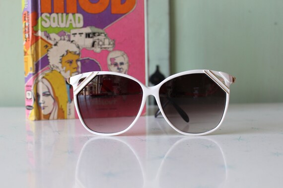 Vintage 1980s MOD GIRL Sunglasses....fancy. big l… - image 3