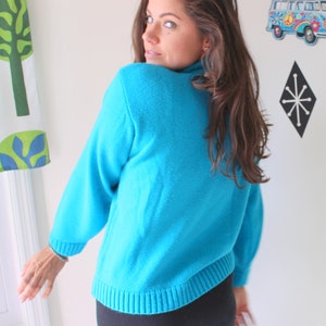Pulôver de suéter vintage designer dos anos 80... grande. independente. kitsch. diversão. Roupas dos anos 90. unissex. mulheres. senhoras. fantasia. cerceta. azul. pescoço de tartaruga.