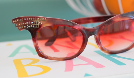 Vintage Winged Cat Eye Sunglasses: 1950s-60s Desi… - image 1