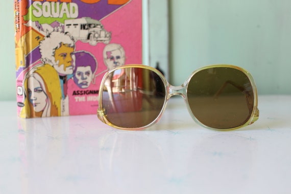 Vintage 1980s MOD GIRL Sunglasses....fancy. big l… - image 2