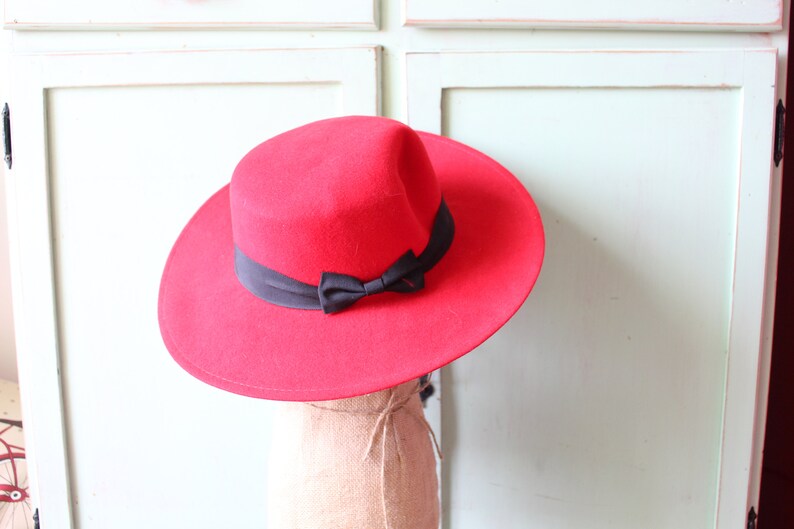 Vintage 1980s Red and Black Hat.....vintage hat. church. winter hat. costume. 80s hat. chic hat. classic. valentine. image 2