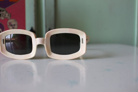 1970s TWIGGY MOD Sunglasses..... rare. twiggy. wo… - image 5