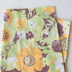 Vintage Retro Floral Groovy PILLOW CASE....1970s. 1960s. retro. atomic. disco. vintage bedding. housewares. home decor. bedroom. floral. mod