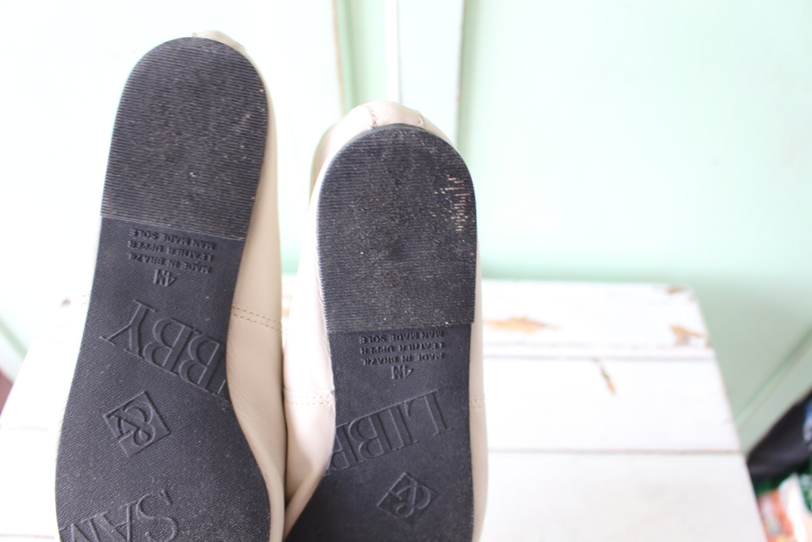 1980s creamy sam and libby flats...size 4 womens...adorable. bow. retro. boho. leather flats. 80s flats. ballet. shoes. designer