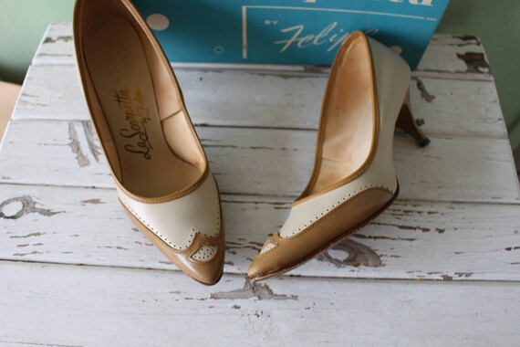 1960s DESIGNER VINTAGE Two Toned Classic Heels...… - image 3