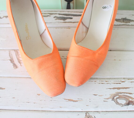 Vintage ORANGE Fabric Heels size 8 Womens heels. Pumps. Shoes