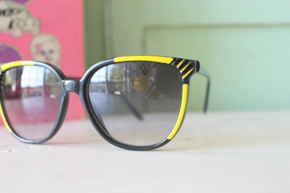 Vintage 1980s MOD GIRL Sunglasses....fancy. big le