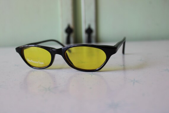 90s Sunglasses: Small Lens, Tinted Retro Shades View 3