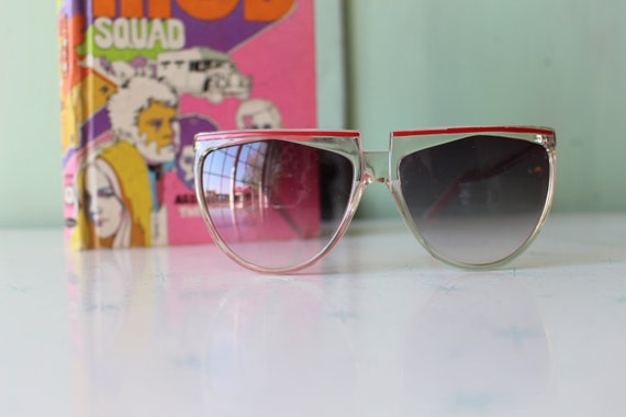 Vintage 1980s MOD GIRL Sunglasses....fancy. big l… - image 4