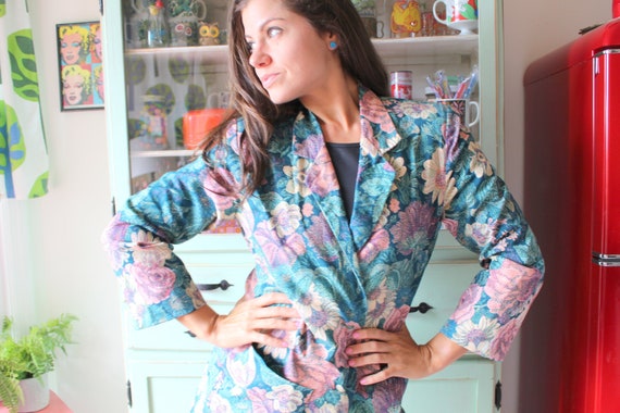 1970s Floral Blazer Jacket...size large. pink. col