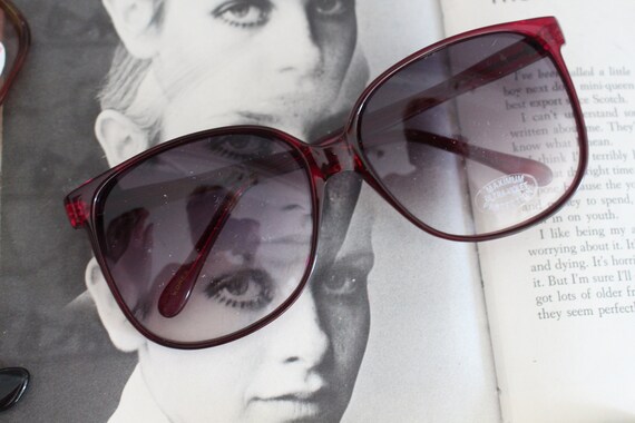 SALE/// Vintage Big Sunglasses....rare. womens ey… - image 5