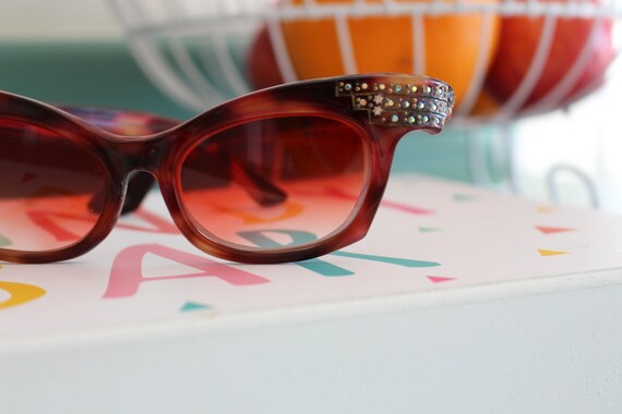 Vintage Winged Cat Eye Sunglasses: 1950s-60s Desi… - image 3