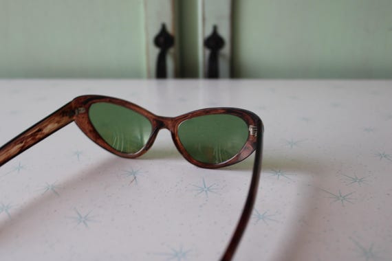 Vintage Cat Eye Sunglasses: 1950s-60s Mod Eyewear - image 4