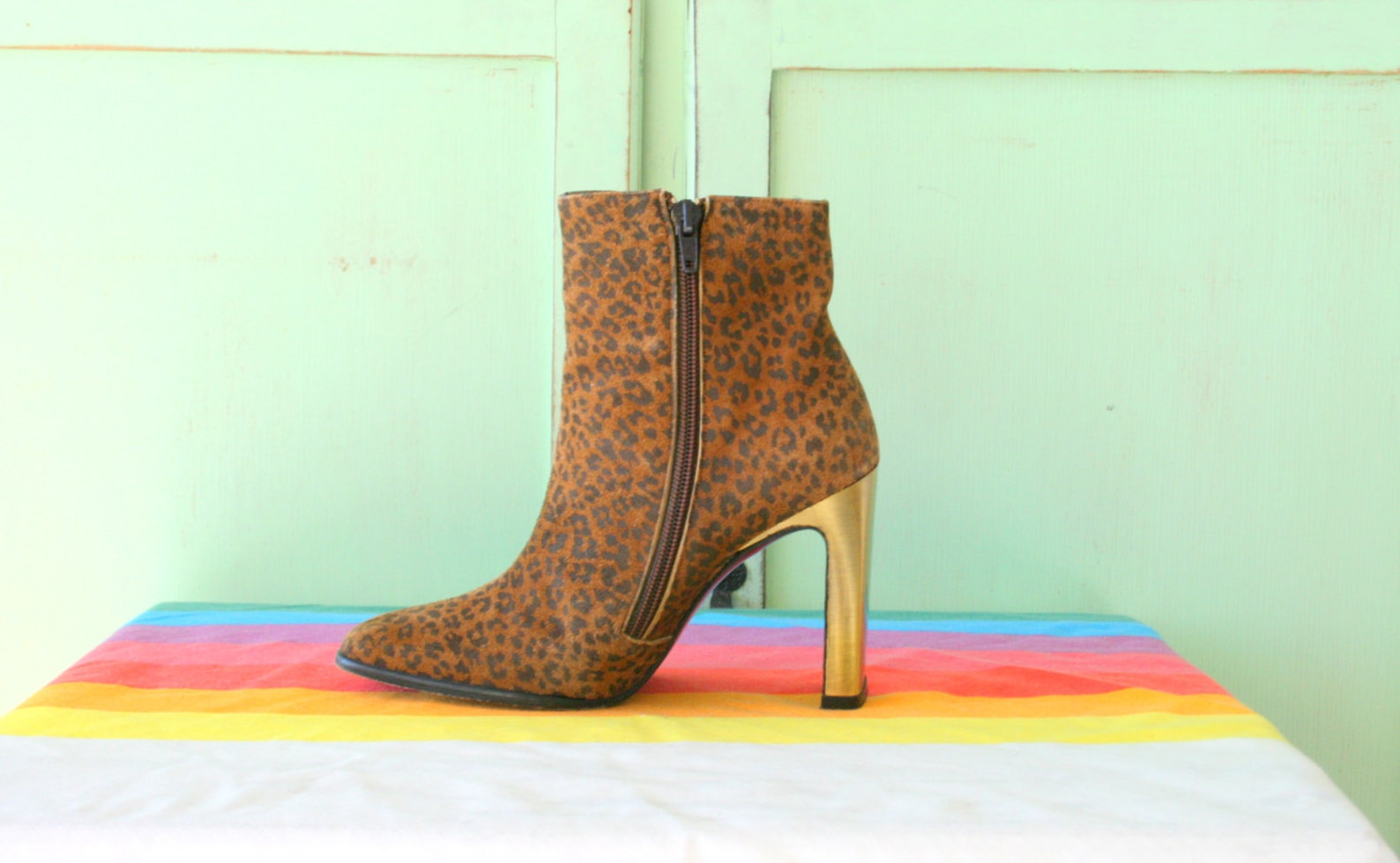 1980s leopard boots...leather. flats. 1980s. hipster. retro. closed toed. dancing. ballet. indie. animal print. heeled boots. st