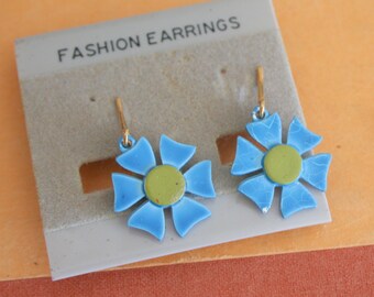 Vintage BLUE and GREEN DAISY Enamel Flower Earrings..groovy. retro. flower. 1970s. classic. floral. daisy. costume jewelry. new old stock