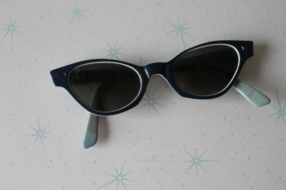 1960s Vintage CAT EYE Blue Sunglasses....vintage … - image 3