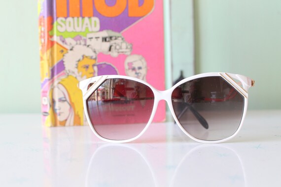 Vintage 1980s MOD GIRL Sunglasses....fancy. big l… - image 5