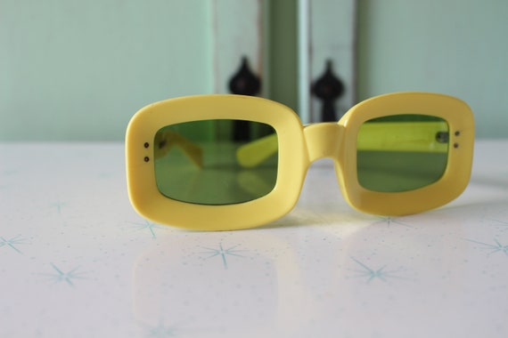 1950s 1960s MOD GIRL Sunglasses...yellow. oversiz… - image 3